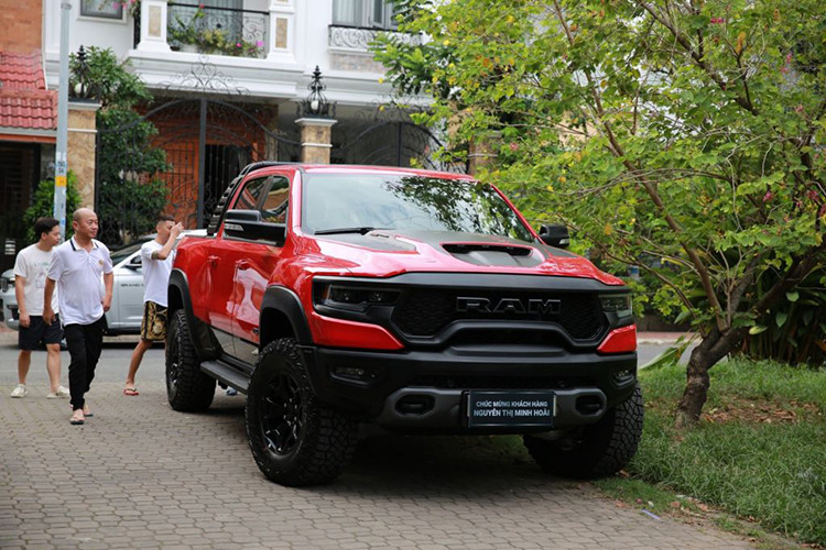 Ram 1500 TRX hiện là mẫu xe bán tải thương mại cỡ lớn mạnh mẽ nhất trên thế giới. Tại thị trường Việt Nam, siêu bán tải đến từ nước Mỹ hiện đang được đại lý rao bán với mức giá 7,9 tỷ đồng và để có thể lăn bánh hợp pháp trên đường, ước tính chủ sở hữu phải chi ra tổng số tiền hơn 9 tỷ đồng.