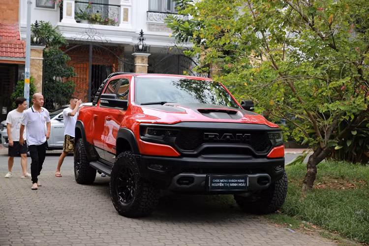 Ram 1500 TRX hiện là mẫu xe bán tải thương mại cỡ lớn mạnh mẽ nhất trên thế giới. Tại thị trường Việt Nam, siêu bán tải đến từ nước Mỹ hiện đang được đại lý rao bán với mức giá 7,9 tỷ đồng và để có thể lăn bánh hợp pháp trên đường, ước tính chủ sở hữu phải chi ra tổng số tiền hơn 9 tỷ đồng.