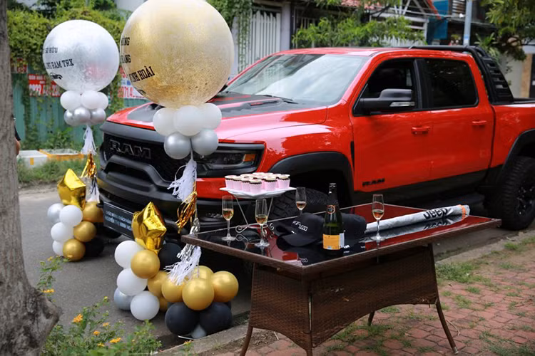 Ram 1500 TRX màu đỏ độc nhất này sở hữu ngoại hình mạnh mẽ, cơ bắp, đậm chất Mỹ. Đầu xe gây ấn tượng với lưới tản nhiệt cỡ lớn có logo Ram ở giữa và nắp ca-pô "gân guốc" cực nhiều khe hút gió để làm mát khoang động cơ bên dưới. Xe có nhiều chi tiết được ốp nhựa bao quanh cản trước, lưới tản nhiệt và cụm đèn chiếu sáng, ốp gầm hầm hố khiến tổng thể xe trông chắc chắn, thể thao hơn.