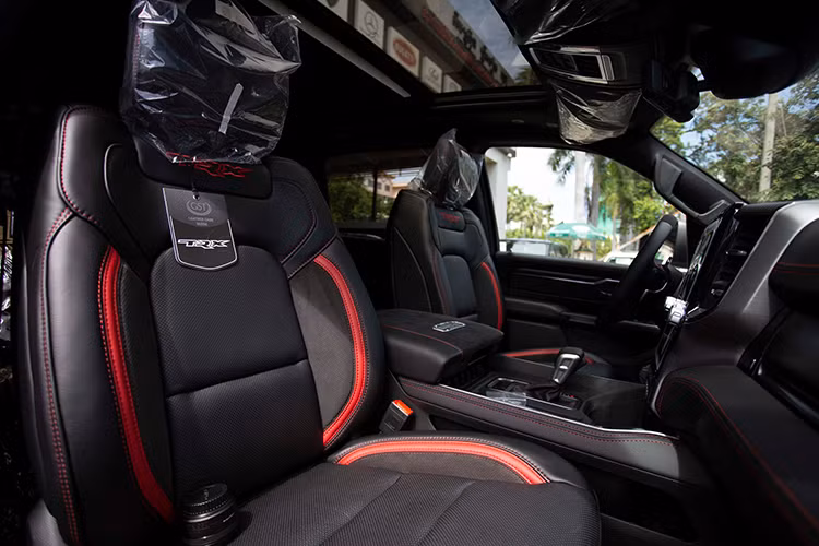 Một số tiện nghi đáng chú ý khác trên mẫu xe bán tải nhanh nhất thế giới này là: màn hình cảm ứng 12 inch Uconnect 4C NAV, vô lăng vát đáy phẳng tích hợp lẫy chuyển số, cần số bằng nhôm, hệ thống âm thanh Harman Kardon 19 loa 900W, sạc không dây, 5 cổng USB, màn hình hiển thị kính lái HUD, cửa sổ toàn cảnh, cửa gió hàng ghế sau,...