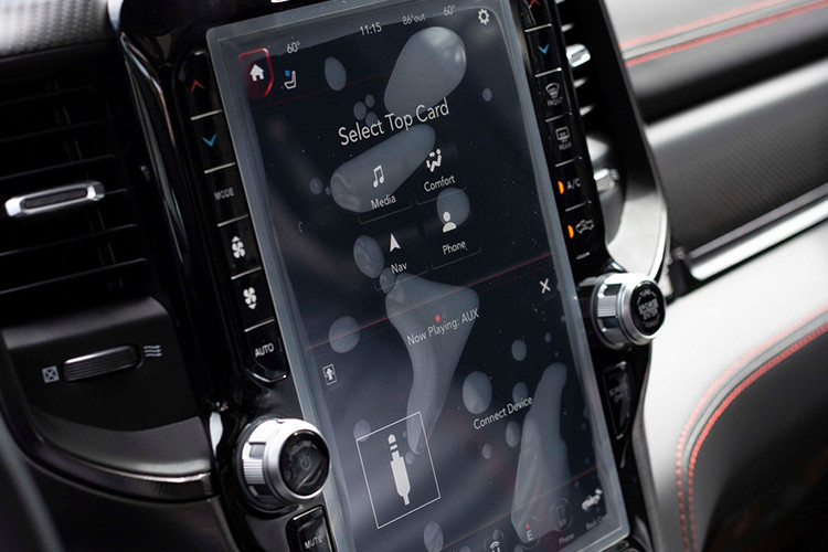 Về nội thất, xe có cấu hình 5 chỗ ngồi. Ghế xe đều được bọc bằng nỉ và viny với các điểm nhấn màu đỏ và trang trí bằng sợi carbon. Ghế lái có chức năng chỉnh điện 8 hướng và nhớ vị trí. Hàng ghế sau khá rộng rãi, đủ cho 3 người lớn ngồi, cũng được trang bị tính năng chỉnh độ nghiêng tựa lưng gập 60:40, khoảng để chân rộng rãi cũng như khoảng trần thoáng.