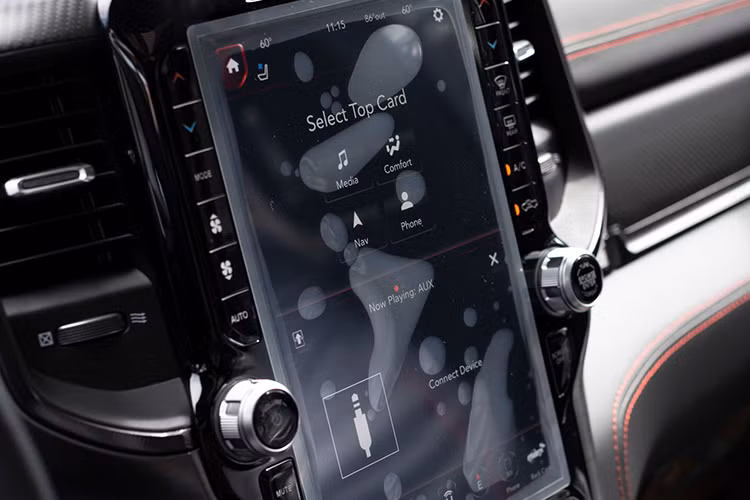 Về nội thất, xe có cấu hình 5 chỗ ngồi. Ghế xe đều được bọc bằng nỉ và viny với các điểm nhấn màu đỏ và trang trí bằng sợi carbon. Ghế lái có chức năng chỉnh điện 8 hướng và nhớ vị trí. Hàng ghế sau khá rộng rãi, đủ cho 3 người lớn ngồi, cũng được trang bị tính năng chỉnh độ nghiêng tựa lưng gập 60:40, khoảng để chân rộng rãi cũng như khoảng trần thoáng.