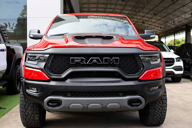 Cung cấp sức mạnh cho Ram 1500 TRX là khối động cơ siêu nạp V8 6.2L HEMI - chia sẻ từ các dòng Dodge Challenger/Charger Hellcat - sản sinh công suất hơn 702 mã lực và mô-men xoắn cực đại 881 Nm, đi kèm hộp số tự động ZF 8 cấp và hệ dẫn động 4 bánh, Ram 1500 TRX chỉ cần 4,5 giây để tăng tốc từ 0 - 96 km/h, chạy hết đường thẳng 400 m trong 12,9 giây và có tốc độ tối đa 190 km/h.