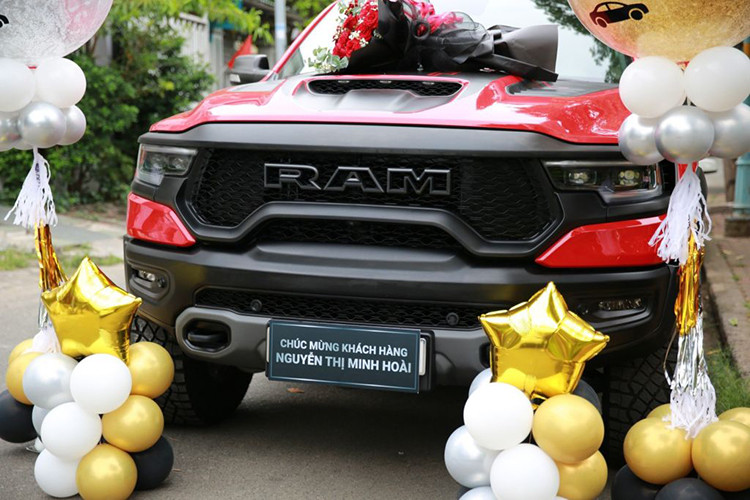 Theo thông tin từ phía đại lý bán hàng, chiếc bán tải Ram 1500 TRX này là một trong những con "khủng long bạo chúa" bản 6.2 rất hiếm hoi được bán tại Việt Nam. Đây cũng là chiếc Ram 1500 TRX 2023 mới đầu tiên và duy nhất tại Việt Nam sở hữu ngoại thất màu đỏ.