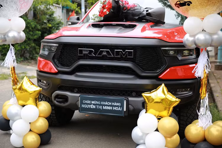 Theo thông tin từ phía đại lý bán hàng, chiếc bán tải Ram 1500 TRX này là một trong những con "khủng long bạo chúa" bản 6.2 rất hiếm hoi được bán tại Việt Nam. Đây cũng là chiếc Ram 1500 TRX 2023 mới đầu tiên và duy nhất tại Việt Nam sở hữu ngoại thất màu đỏ.