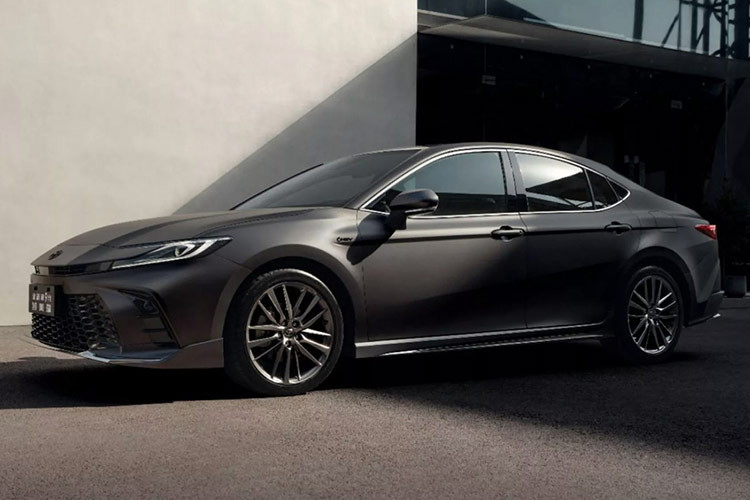 Mẫu xe sedan cỡ D Toyota Camry Glorious Edition gây ấn tượng với lớp sơn ngoại thất màu xám mờ (Matte Gray), mang lại vẻ ngoài mạnh mẽ và hiện đại. Đi kèm là bộ logo Toyota cùng dòng chữ "Camry" ở cốp xe được sơn đen, tạo cảm giác "giả Lexus" đầy thú vị.