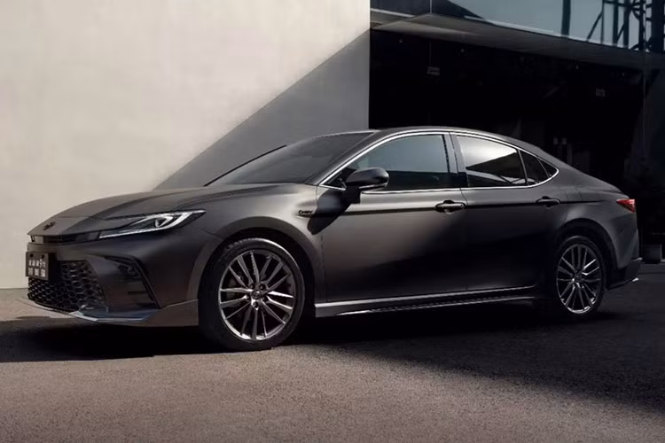 Mẫu xe sedan cỡ D Toyota Camry Glorious Edition gây ấn tượng với lớp sơn ngoại thất màu xám mờ (Matte Gray), mang lại vẻ ngoài mạnh mẽ và hiện đại. Đi kèm là bộ logo Toyota cùng dòng chữ "Camry" ở cốp xe được sơn đen, tạo cảm giác "giả Lexus" đầy thú vị.