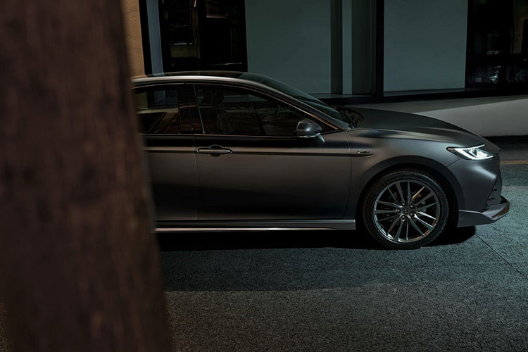 Xe còn được trang bị bộ body kit thể thao với lưới tản nhiệt sơn đen, ốp cản trước, khuếch tán sau và cánh lướt gió. Điểm nhấn cuối cùng đến từ bộ mâm hợp kim 19 inch, đủ để làm người xem tạm quên rằng đây vẫn là một chiếc Camry.