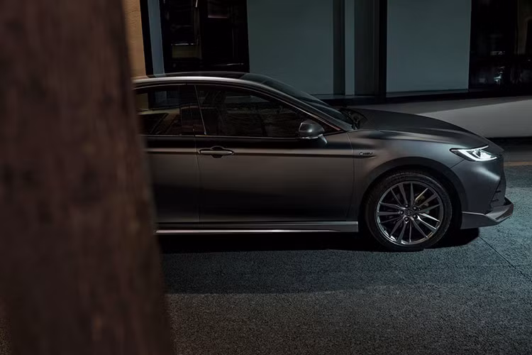 Xe còn được trang bị bộ body kit thể thao với lưới tản nhiệt sơn đen, ốp cản trước, khuếch tán sau và cánh lướt gió. Điểm nhấn cuối cùng đến từ bộ mâm hợp kim 19 inch, đủ để làm người xem tạm quên rằng đây vẫn là một chiếc Camry.