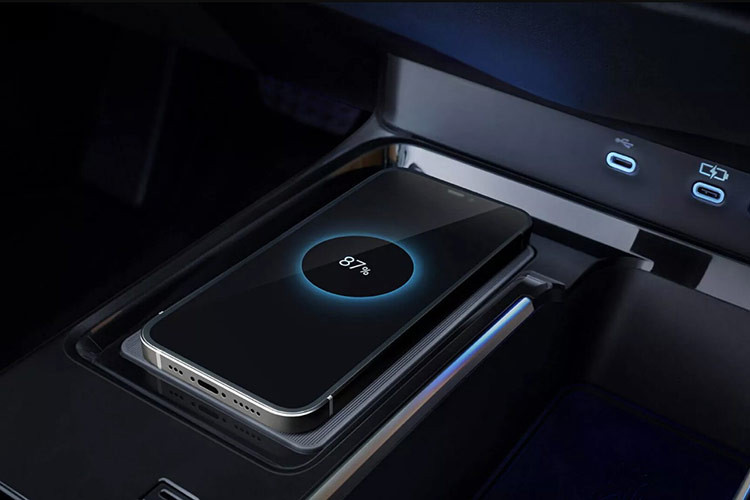 Dưới nắp ca-pô, Glorious Edition sử dụng hệ thống hybrid tự sạc với động cơ xăng 2.0L bốn xi-lanh, sản sinh tổng công suất kết hợp 194 mã lực và mô-men xoắn 188 Nm. Tất cả sức mạnh được truyền tới bánh trước.