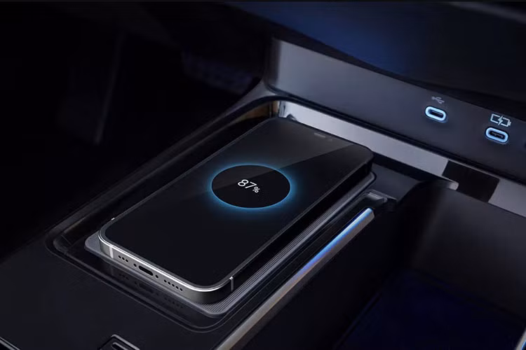 Dưới nắp ca-pô, Glorious Edition sử dụng hệ thống hybrid tự sạc với động cơ xăng 2.0L bốn xi-lanh, sản sinh tổng công suất kết hợp 194 mã lực và mô-men xoắn 188 Nm. Tất cả sức mạnh được truyền tới bánh trước.