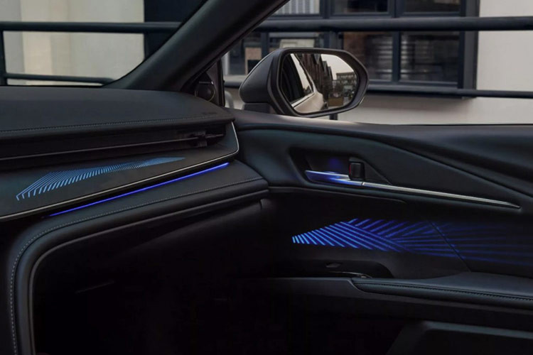 Bên trong, nội thất của Glorious Edition được chăm chút với sự kết hợp giữa nhung cao cấp và da thật, mang lại cảm giác sang trọng. Hệ thống đèn nội thất ambient với 64 tùy chọn màu sắc giúp không gian bên trong thêm phần bắt mắt khi chiếu sáng lên bảng điều khiển và các tấm cửa.