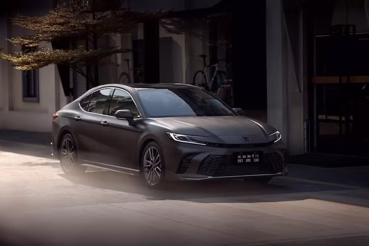 Thời gian qua, có vẻ như các hãng xe đang cạn kiệt ý tưởng (hoặc chỉ đang cố gắng bám víu) khi đặt tên cho các phiên bản đặc biệt của mình. Một ví dụ điển hình là Toyota Camry Glorious Edition 2025 mới vừa được ra mắt tại Trung Quốc.