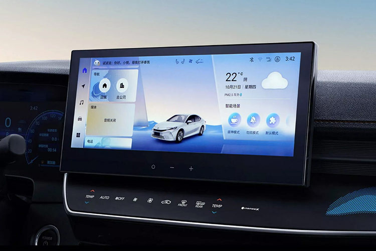 Một điểm nhấn thú vị là tính năng "Boss Key" cho phép đẩy ghế hành khách phía trước lên để tạo không gian rộng rãi hơn cho người ngồi phía sau, mang lại cảm giác tiện nghi như một chiếc xe dành cho doanh nhân. Tuy nhiên, cái tên "Boss Key" có phần hơi phô trương so với thực tế. 