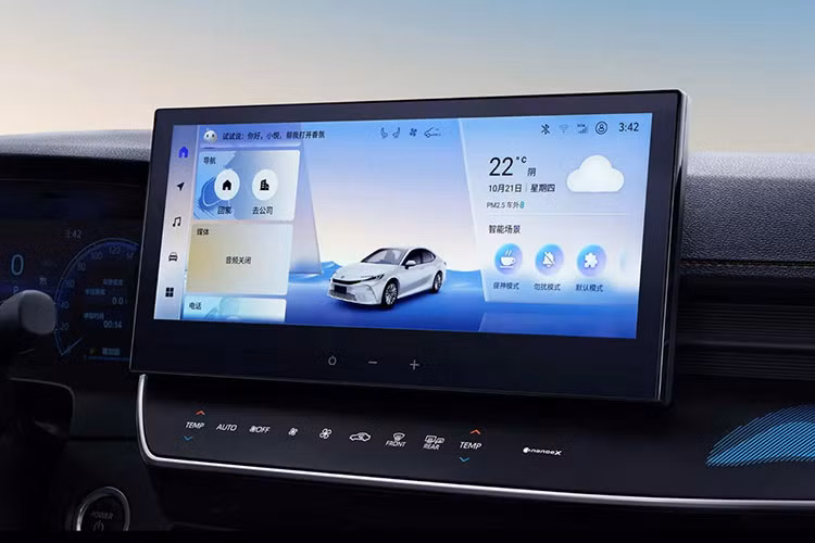 Một điểm nhấn thú vị là tính năng "Boss Key" cho phép đẩy ghế hành khách phía trước lên để tạo không gian rộng rãi hơn cho người ngồi phía sau, mang lại cảm giác tiện nghi như một chiếc xe dành cho doanh nhân. Tuy nhiên, cái tên "Boss Key" có phần hơi phô trương so với thực tế. 