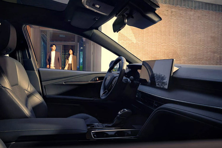 Ngoài ra, Camry Glorious Edition còn được trang bị đầy đủ các tiện nghi hiện đại, bao gồm hai màn hình kỹ thuật số 12,3 inch, màn hình hiển thị trên kính lái (HUD), cửa sổ trời toàn cảnh và hệ thống âm thanh cao cấp Dynaudio.