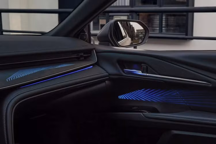 Bên trong, nội thất của Glorious Edition được chăm chút với sự kết hợp giữa nhung cao cấp và da thật, mang lại cảm giác sang trọng. Hệ thống đèn nội thất ambient với 64 tùy chọn màu sắc giúp không gian bên trong thêm phần bắt mắt khi chiếu sáng lên bảng điều khiển và các tấm cửa.