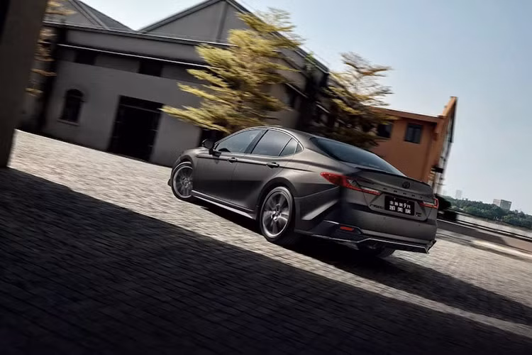 Bên cạnh đó, khách hàng tại Trung Quốc còn có thêm tùy chọn động cơ đốt trong truyền thống hoặc phiên bản hybrid mạnh mẽ hơn với động cơ 2.5L. Mức giá xe Toyota Camry Glorious Edition hiện đã mở bán tại Trung Quốc với mức khởi điểm từ 202.800 nhân dân tệ (tương đương 706 triệu đồng) cho cả hai biến thể HG và HXS cao cấp.