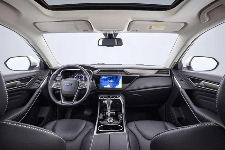 Hiện hãng xe ôtô Ford chưa công bố kích thước cụ thể của Territory. Thay vào đó, Ford chỉ gọi Territory là SUV cỡ trung bình dân. Bên trong Ford Territory là không gian nội thất phối 2 màu đen và be với thiết kế tổng thể khá thanh lịch. Xe được trang bị màn hình thông tin giải trí cỡ lớn hơn, nằm giữa mặt táp-lô nâng cấp nhẹ, vô lăng và bảng đồng hồ mới.