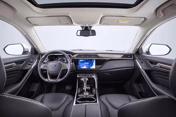 Hiện hãng xe ôtô Ford chưa công bố kích thước cụ thể của Territory. Thay vào đó, Ford chỉ gọi Territory là SUV cỡ trung bình dân. Bên trong Ford Territory là không gian nội thất phối 2 màu đen và be với thiết kế tổng thể khá thanh lịch. Xe được trang bị màn hình thông tin giải trí cỡ lớn hơn, nằm giữa mặt táp-lô nâng cấp nhẹ, vô lăng và bảng đồng hồ mới.