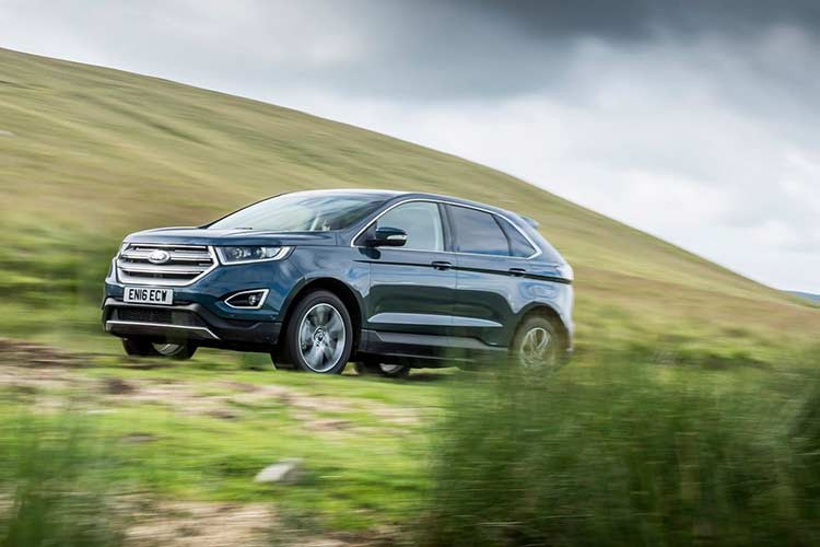 Bên ngoài, Territory có một số nâng cấp như phần đầu xe tương đồng với những mẫu Ford hiện đại được bày bán trên thị trường toàn cầu. Xe đi kèm lưới tản nhiệt trước mạ crôm cỡ lớn và cụm đèn pha hẹp. Bên dưới là cản trước có thiết kế khá đơn giản và cụm đèn LED định vị ban ngày hình chữ L hai bên.