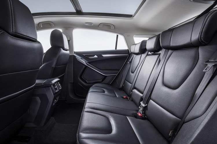 Các trang bị nổi bật của Ford Territory tại thị trường Trung Quốc bao gồm ghế bọc da với chỉ khâu tương phản, chi tiết ốp trang trí bằng nhôm, cửa sổ trời, cửa gió hàng ghế sau, gương ngoại thất và cửa sổ chỉnh điện, hệ thống kết nối với chức năng WiFi 4G LTE, hỗ trợ người lái Co-Pilot 360...