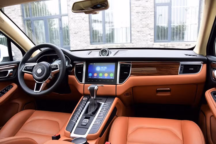 Bản concept của mẫu siêu SUV Lamborghini Urus từng được giới thiệu tới người hâm mộ từ năm 2012 và xe sẽ chính thức được tung ra thị trường vào năm 2018 này. Tuy nhiên, hãng xe Trung Quốc “nhanh chân” hơn khi để lộ hình ảnh cùng nhiều chi tiết về mẫu xe mới của mình khá giống, thậm chí nó còn mang cả hơi hướng của Range Rover Evoque.