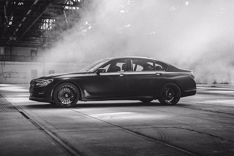 Về thiết kế, Alpina đã sử dụng bộ mâm nhiều nan với đường kính 21 inch cho BMW B7 Exclusive Edition, đi kèm là bộ bodykit thường thấy trên các bản độ B7 của Alpina. Sự khác biệt so với các phiên bản Alpina thường đến từ các màu sơn độc đáo, bao gồm 3 lựa chọn màu sắc khác nhau là đen ánh kim Black Sapphire Metallic, đen mờ Individual Frozen Black và xám mờ Individual Frozen Grey.