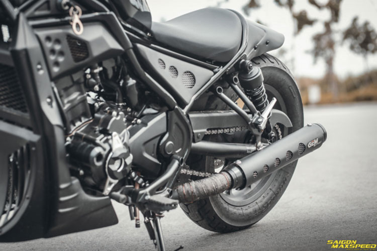 Honda Rebel 300 hoàn toàn mới tại Việt Nam sở hữu khối động cơ DOHC 2 xi-lanh, dung tích 286 phân khối thừa hưởng từ "người anh em" CBR300R với hộp số 6 cấp. Động cơ cho công suất 30,4 mã lực tại vòng tua máy 8.500 vòng/phút và mô-men xoắn cực đại 27 Nm tại vòng tua máy 7.250 vòng/phút.