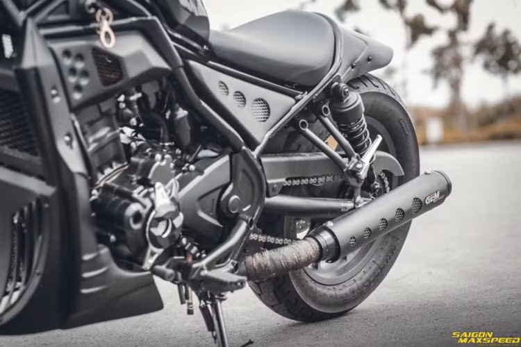 Honda Rebel 300 hoàn toàn mới tại Việt Nam sở hữu khối động cơ DOHC 2 xi-lanh, dung tích 286 phân khối thừa hưởng từ "người anh em" CBR300R với hộp số 6 cấp. Động cơ cho công suất 30,4 mã lực tại vòng tua máy 8.500 vòng/phút và mô-men xoắn cực đại 27 Nm tại vòng tua máy 7.250 vòng/phút.