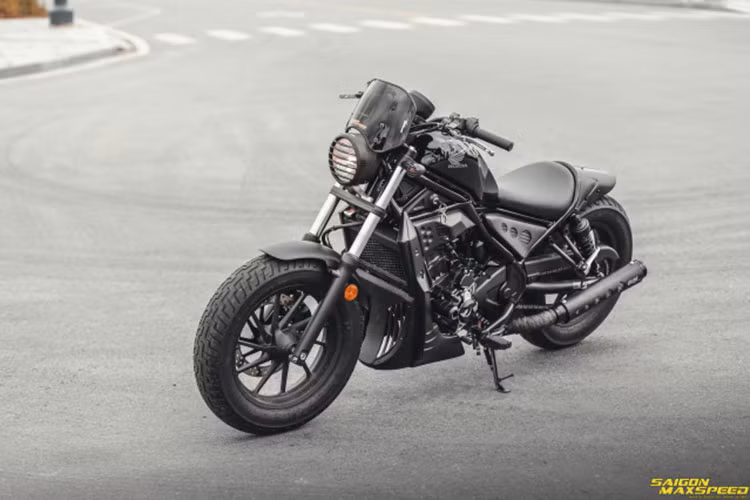 Trên thế giới và ngay cả tại Việt Nam, mẫu xe môtô Honda Rebel là một dòng xe phân khối lớn đã quá quen thuộc với nhiều người. Xe được ra mắt từ năm 1985 với các phiên bản 125 và 250cc, Rebel đã đạt được thành công nhờ thiết kế đậm phong cách Mỹ, kích thước nhỏ gọn và mức tiêu thụ nhiên liệu thấp, hướng tới những tay lái trẻ.