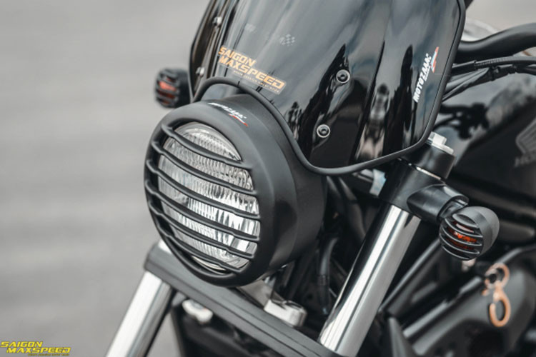 Mẫu xe Honda Rebel 300 độ phong cách Makeover trong bài viết này thuộc sở hữu của một biker tại Sài Gòn. Ngay sau khi mua xe sử dụng, nó đã được lột xác về ngoại hình cũng như hình thức công nghệ khiến Rebel 300 trở nên chất chơi hơn khi lăn bánh trên đường phố Việt.