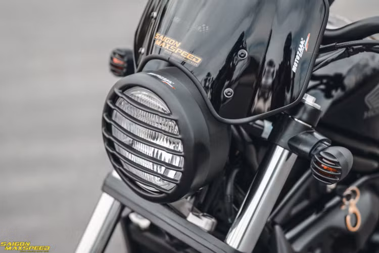 Mẫu xe Honda Rebel 300 độ phong cách Makeover trong bài viết này thuộc sở hữu của một biker tại Sài Gòn. Ngay sau khi mua xe sử dụng, nó đã được lột xác về ngoại hình cũng như hình thức công nghệ khiến Rebel 300 trở nên chất chơi hơn khi lăn bánh trên đường phố Việt.