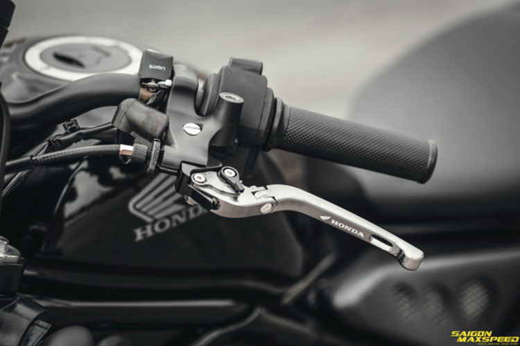 Ở phần đầu, chiếc xe được trang bị kính chắn gió MOTOZAAA Rebel, Ốp Đầu Đèn REBEL. hằm phù hợp hơn với thay đổi ngoại thất đầu xe, cặp xi-nhan tiêu chuẩn đã được nhường chỗ cho Xinhan Classic Lưới CNC.