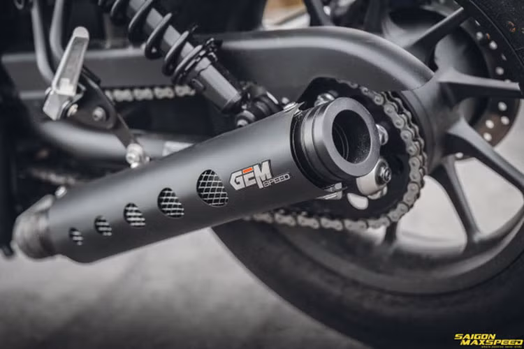 Đáng chú ý, hệ thống ống xả đơn vốn được xem là khá nhàm chán của Honda Rebel 300 nguyên bản, nay đã được thay mới bằng "súng hai nòng" đầy mạnh mẽ và cá tính đến từ thương hiệu Gem Speed.