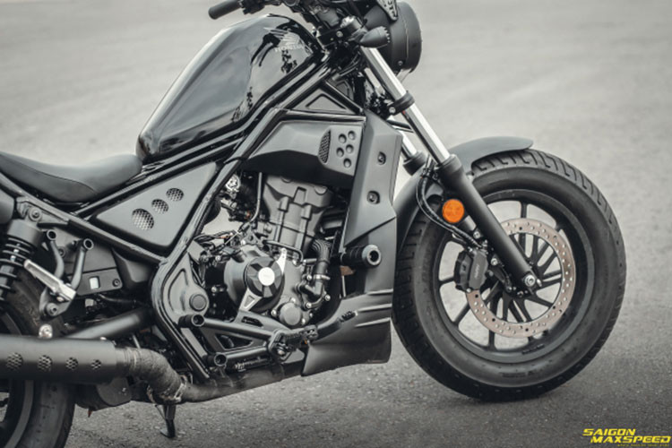 Các chi tiết khác trên thân xe đã được gắn thêm phụ kiện như gù chống đổ CNC GEM Performance, ốp mỏ cày DIABLO Rebel Thái Lan, bộ ốc lốc máy GTR Rebel tạo nên sự hầm hố và an toàn hơn dành cho chiếc xe.