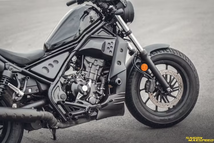 Các chi tiết khác trên thân xe đã được gắn thêm phụ kiện như gù chống đổ CNC GEM Performance, ốp mỏ cày DIABLO Rebel Thái Lan, bộ ốc lốc máy GTR Rebel tạo nên sự hầm hố và an toàn hơn dành cho chiếc xe.