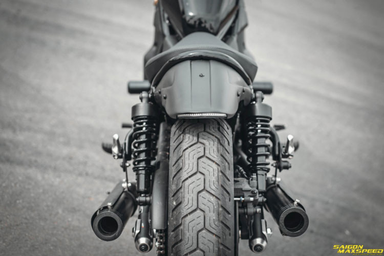 Phần yên xe được rút gọn chỉ giữ lại phía trước solo dành cho một người. Dè sau của xe được rút gọn và trang bị cụm đèn hậu dạng led viền.