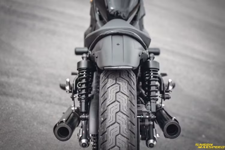 Phần yên xe được rút gọn chỉ giữ lại phía trước solo dành cho một người. Dè sau của xe được rút gọn và trang bị cụm đèn hậu dạng led viền.