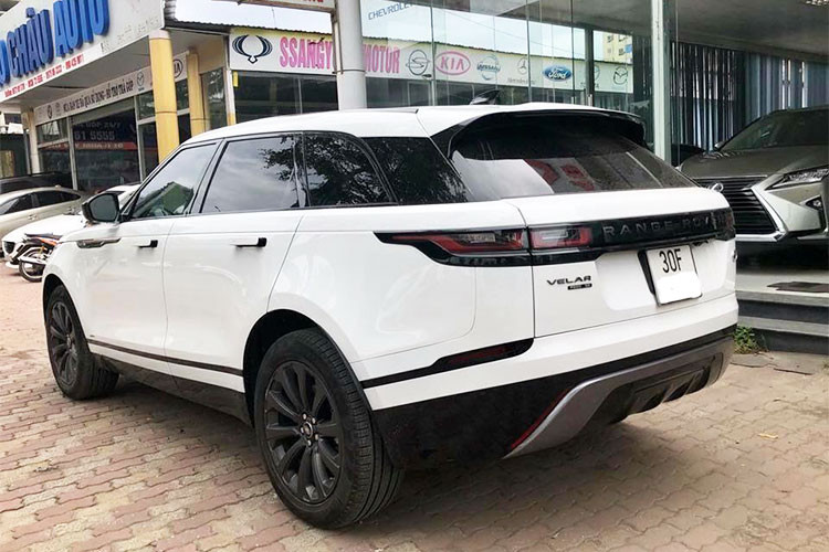 Hốc hút gió phía trên cản trước được thiết kế hoàn toàn mới mang đậm chất thể thao. Phía sau đuôi xe với thiết kế dạng bo tròn mềm mại mang đến sự tao nhã hơn so với thiết kế kiểu vuông vức lâu nay. Ngoài ra, cụm đèn hậu cũng sử dụng công nghệ full LED, cản sau lớn và vuốt cao.