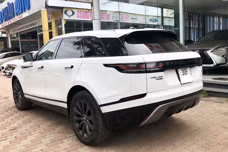 Hốc hút gió phía trên cản trước được thiết kế hoàn toàn mới mang đậm chất thể thao. Phía sau đuôi xe với thiết kế dạng bo tròn mềm mại mang đến sự tao nhã hơn so với thiết kế kiểu vuông vức lâu nay. Ngoài ra, cụm đèn hậu cũng sử dụng công nghệ full LED, cản sau lớn và vuốt cao.