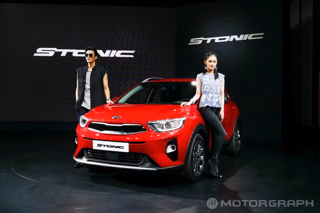 Kia Stonic sẽ phải cạnh tranh với các đối thủ như Nissan Juke, Renault Captur, Ford EcoSport hay thậm chí là cả "người anh em" Hyundai Kona. iá bán khởi điểm của Kia Stonic tại thị trường Hàn Quốc là 18,95 triệu Won (tương đương 380 triệu đồng).