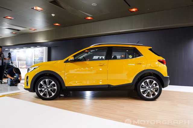 Kia Stonic 2018 vốn được phát triển dựa trên cơ sở gầm bệ của Rio thế hệ mới. So với Rio thế hệ mới, Kia Stonic 2018 đương nhiên sở hữu gầm cao hơn cộng thêm nẹp sườn mang đến thiết kế hầm hố. Về kích thước, Kia Stonic sở hữu chiều dài tổng thể 4.140 mm, rộng 1.760 mm, cao 1.500/1.520 mm (tùy phiên bản) và chiều dài cơ sở 2.580 mm.