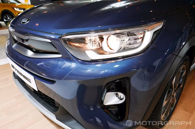 Bên ngoài, Kia Stonic phiên bản nội địa Hàn Quốc có thiết kế không khác gì xe ở châu Âu. Xe cũng được trang bị khá nhiều nét thiết kế đặc trưng của gia đình Kia như lưới tản nhiệt "miệng hùm" và cụm đèn pha/đèn hậu hình thang. Bên cnahj đó, xe còn sở hữu đèn pha projector tích hợp dải đèn LED định vị ban ngày...