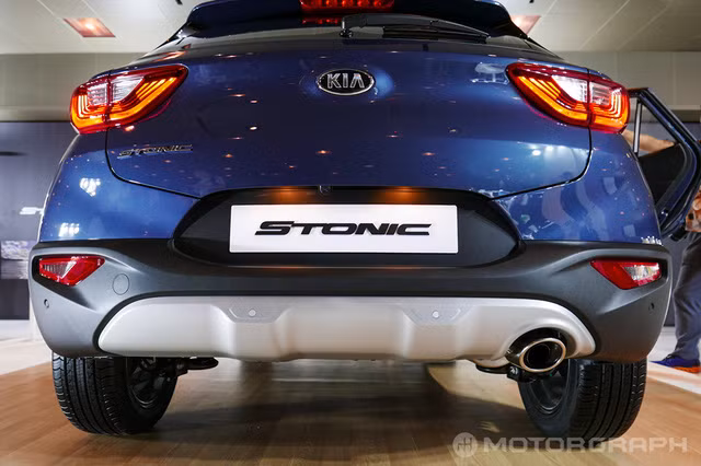 Chạy ngang sườn xe là đường gân khỏe khoắn, mang đến hình ảnh mạnh mẽ và nam tính cho Kia Stonic 2018. Ngoài ra, mẫu crossover cỡ B này còn được trang bị chắn bùn dày dặn, nhấn mạnh vẻ "đầm chắc" bên ngoài. Cửa sổ bên thứ 3 hất lên trên giúp cho chiếc xe cỡ nhỏ Stonic 2018 có thiết kế khí động học hơn.