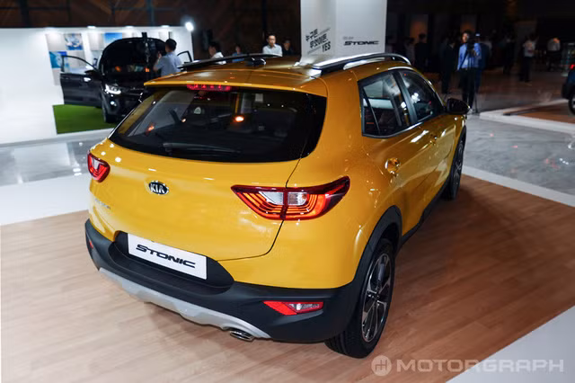 Tại thị trường nội địa Hàn Quốc, mẫu xe Kia Stonic 2018 mới sẽ được trang bị động cơ diesel E-VGT 4 xy-lanh, dung tích 1,6 lít tiêu chuẩn. Kết hợp với hộp số tự động ly hợp kép 7 cấp, động cơ tạo ra công suất tối đa 110 mã lực và mô-men xoắn cực đại 300 Nm.