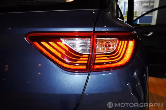 Không giống như Kona với kiểu dáng cực kỳ phá cách, Kia đã thiết kế Stonic "giản dị" hơn và mang ngôn ngữ chung với dòng sản phẩm còn lại của hãng. Sở hữu những đường nét "cơ bắp" đậm chất Kia, xe sở hữu đèn hậu dạng led và tấm ốp bảo vệ gầm cùng cặp ống xả nổi bật phía sau.