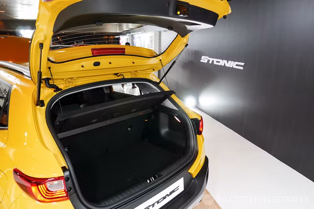 Giống như các dòng xe khác cùng phân khúc, Stonic sẽ có hàng ghế sau lưng gập 60/40. Xe không có cửa gió điều hòa độc lập ở hàng ghế sau, nhưng vẫn sở hữu một ổ điện 12V để sạc các thiết bị di động. Ngoài ra, Kia Stonic còn được trang bị cốp có thể tích 352 lít tiêu chuẩn. Khi hàng ghế sau gập xuống, thể tích khoang hành lý sẽ tăng lên 1.155 lít.