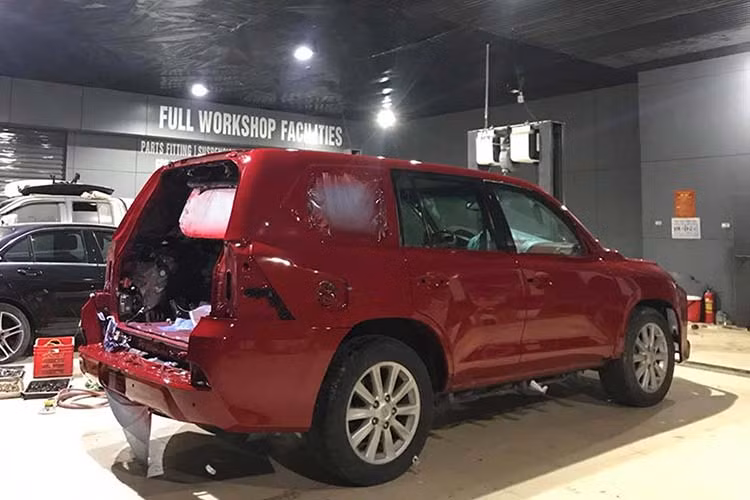 Sau khi làm đồng, cột D được lắp đặt kính viền và crôm mới, ngoài ra toàn bộ cửa cốp sau đã được thay bằng cửa mới. Chưa hết, xe còn được trang bị thêm cụm đèn hậu LED mới giống như phiên bản Super Sport 2019.