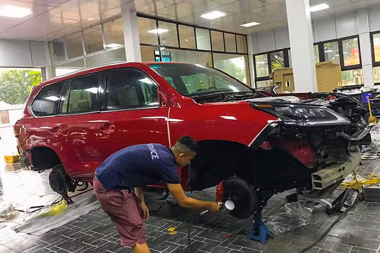 Hầu hết phụ tùng thay thế cho xe đều là hàng ‘’zin’’. Bên cạnh đó, công đoạn phức tạp khi “lên đời” LX 570 mới chính là việc làm đồng lại vị trí cột D phía sau – một chi tiết khác biệt giữa hai đời LX 570 trước và sau nâng cấp facelift.